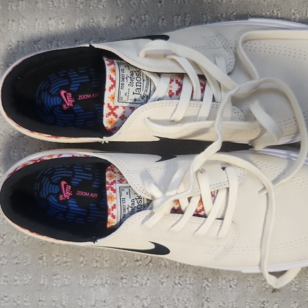 Nike shoes - Picture 2 of 3